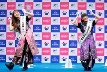 「にゃんにゃんにゃにゃ拍子」を披露する佐々木彩夏と高城れに。（写真提供：太田胃散 PR事務局）