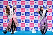 「にゃんにゃんにゃにゃ拍子」を披露する佐々木彩夏と高城れに。(写真提供:太田胃散 PR事務局)