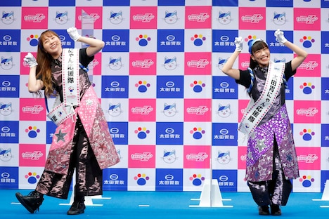 「にゃんにゃんにゃにゃ拍子」を披露する佐々木彩夏と高城れに。(写真提供:太田胃散 PR事務局)