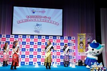 ももいろクローバーZと太田胃にゃん。（写真提供：太田胃散 PR事務局）