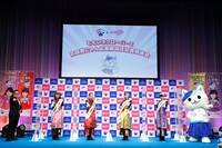 左から株式会社太田胃散の太田淳之代表取締役副社長、ももいろクローバーZ、太田胃にゃん。（写真提供：太田胃散 PR事務局）