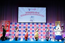 左から株式会社太田胃散の太田淳之代表取締役副社長、ももいろクローバーZ、太田胃にゃん。（写真提供：太田胃散 PR事務局）