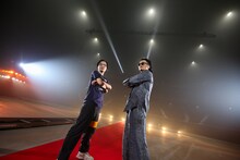 「夢追人」でコラボしたPUNPEEとKREVA。（Photo by Teppei Kishida、Riei Nakagawara）