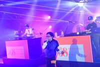 原島“ど真ん中”宙芳とDJ ZAI（SIMI LAB）と共にパフォーマンスするPUNPEE。（Photo by Teppei Kishida、Riei Nakagawara）