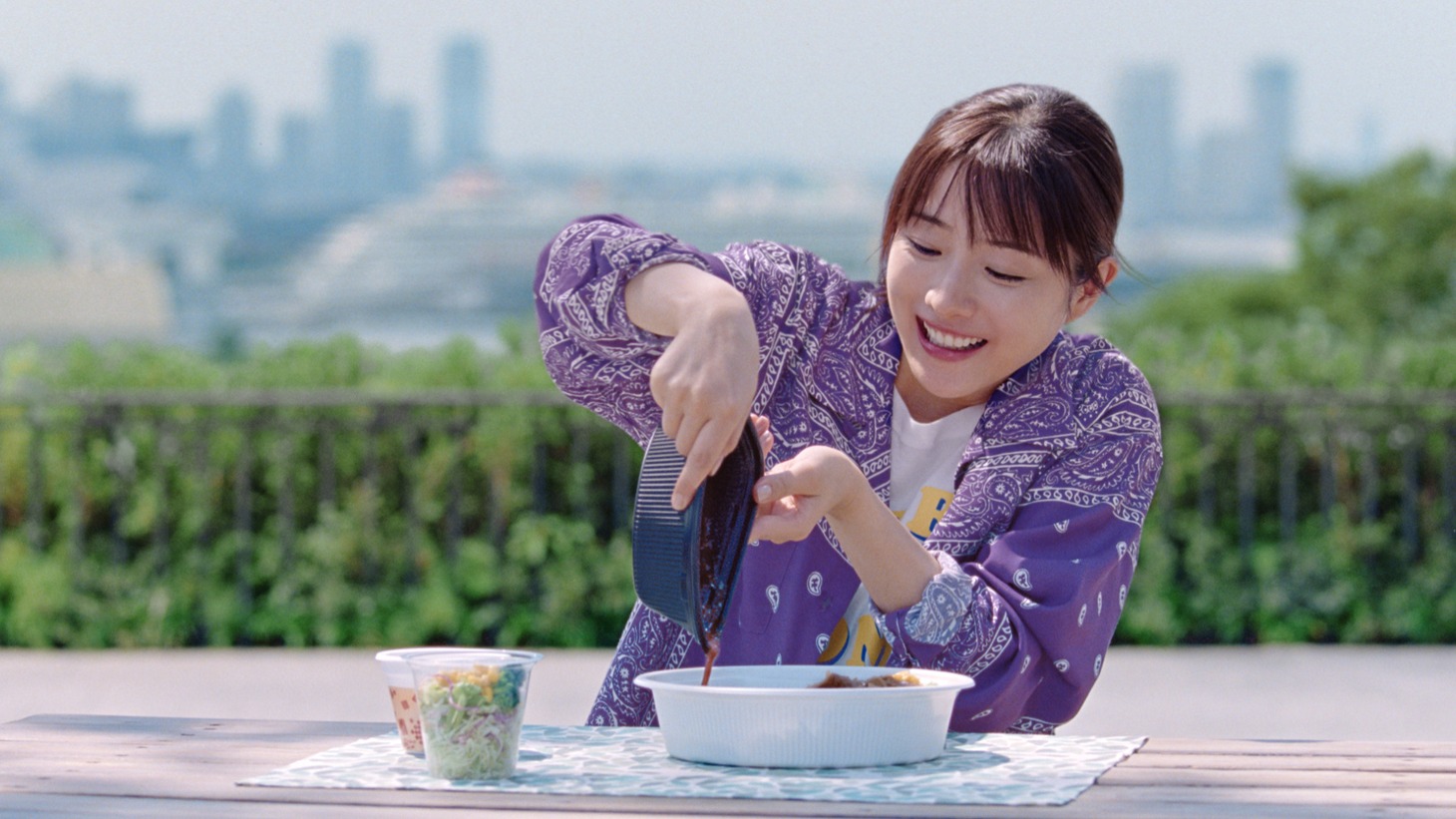「すき家」新CM「カレー気分」編より。