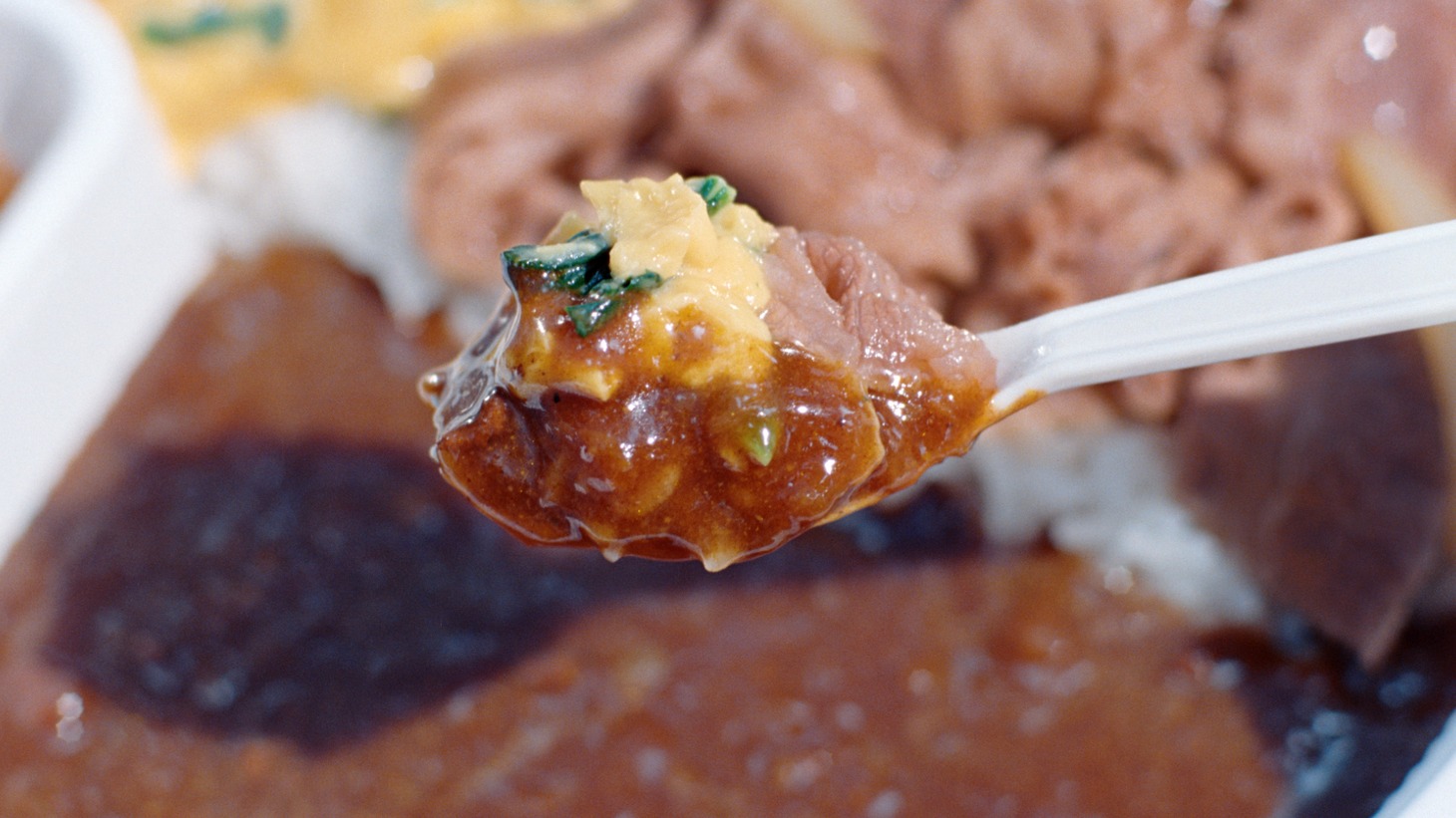 「すき家」新CM「カレー気分」編より。