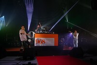 「RUN REMIX」をパフォーマンスするKREVA、tofubeats、VaVa。（Photo by Teppei Kishida、Riei Nakagawara）