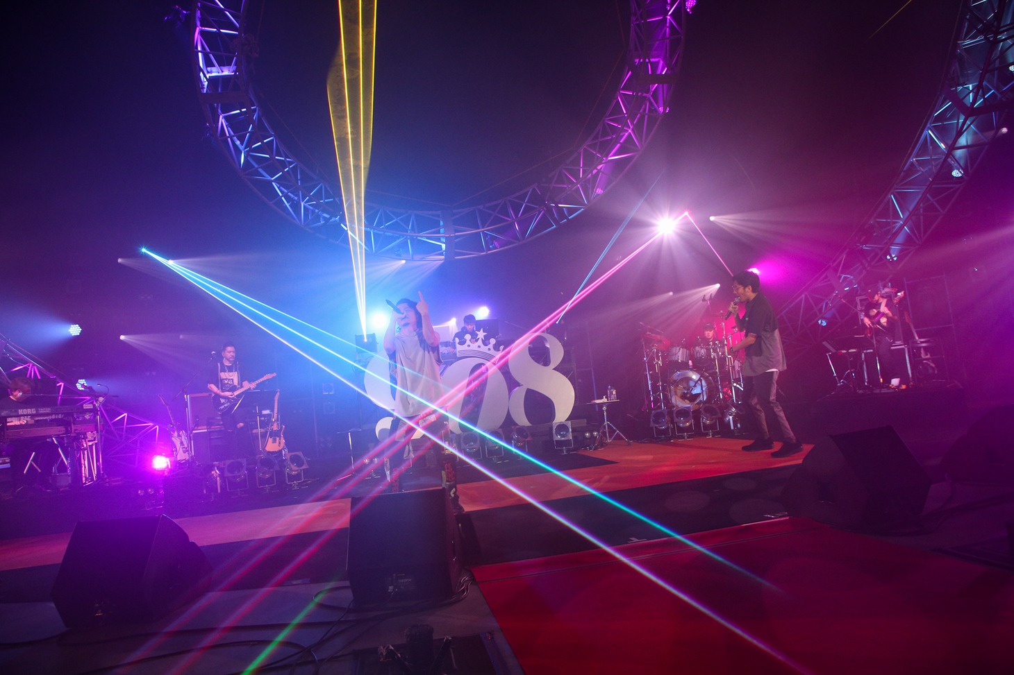 KREVAとtofubeatsのコラボパフォーマンスの様子。（Photo by Teppei Kishida、Riei Nakagawara）