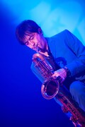 谷中敦（Baritone Sax）（Photo by Masamine Akiyama）