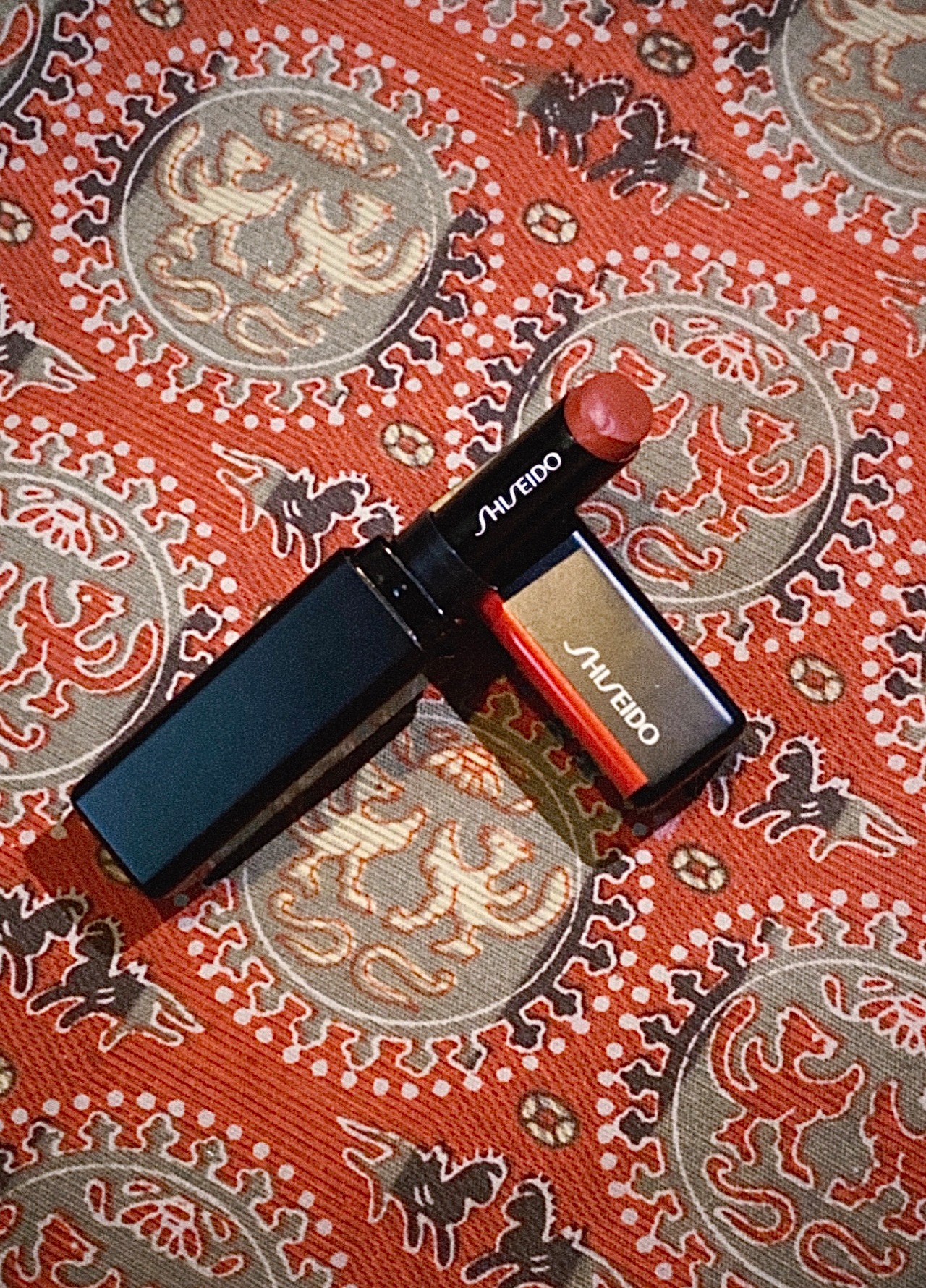 SHISEIDO ヴィジョナリー ジェルリップスティック Shizuka Red / 223（写真提供：DAOKO）