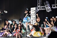 ニューシングル「恋・ホワイトアウト」のリリースが決定したことを発表する虹のコンキスタドール。