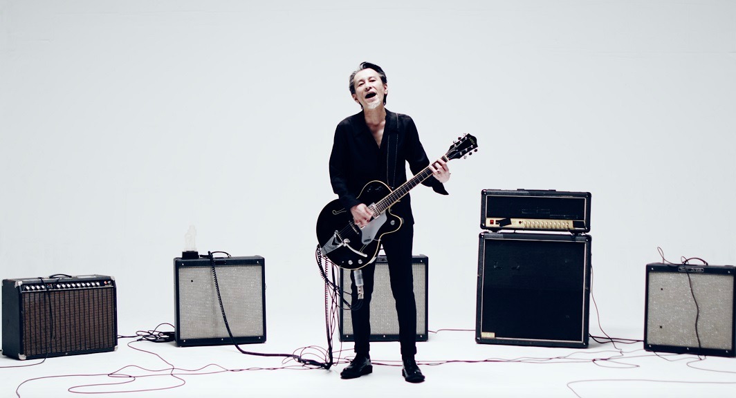 YUSUKE CHIBA-SNAKE ON THE BEACH-「スレンダー」ミュージックビデオより。