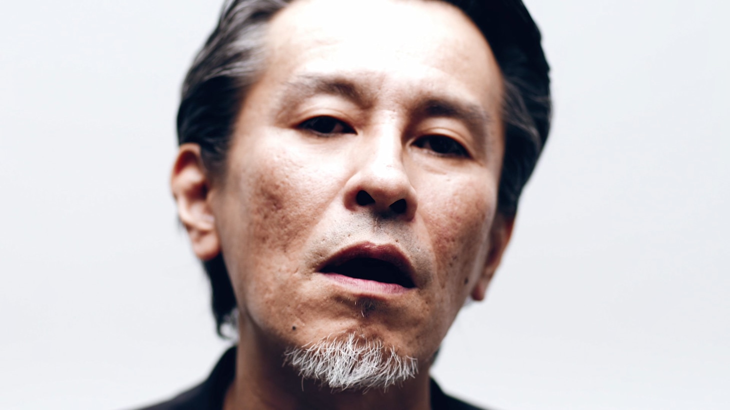 YUSUKE CHIBA-SNAKE ON THE BEACH-「スレンダー」ミュージックビデオより。