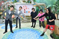 「ちちんぷいぷい」のスタジオに訪れたヤバイTシャツ屋さん（右3人）。