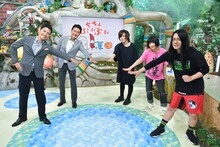 「ちちんぷいぷい」のスタジオに訪れたヤバイTシャツ屋さん（右3人）。