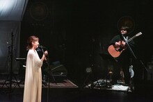 深夜ラジオについて話すKaede（左）と澤部渡（右）。