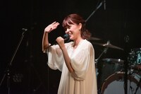 画面の向こうのファンに手を振るKaede。