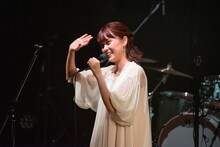 画面の向こうのファンに手を振るKaede。