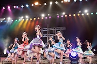 「トライアングル・ドリーマー」を披露する虹のコンキスタドール。