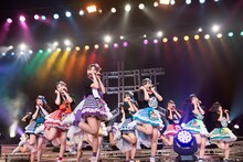 「トライアングル・ドリーマー」を披露する虹のコンキスタドール。