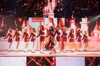 「FIESTA」を披露するIZ*ONE。（写真提供：OFF THE RECORD）