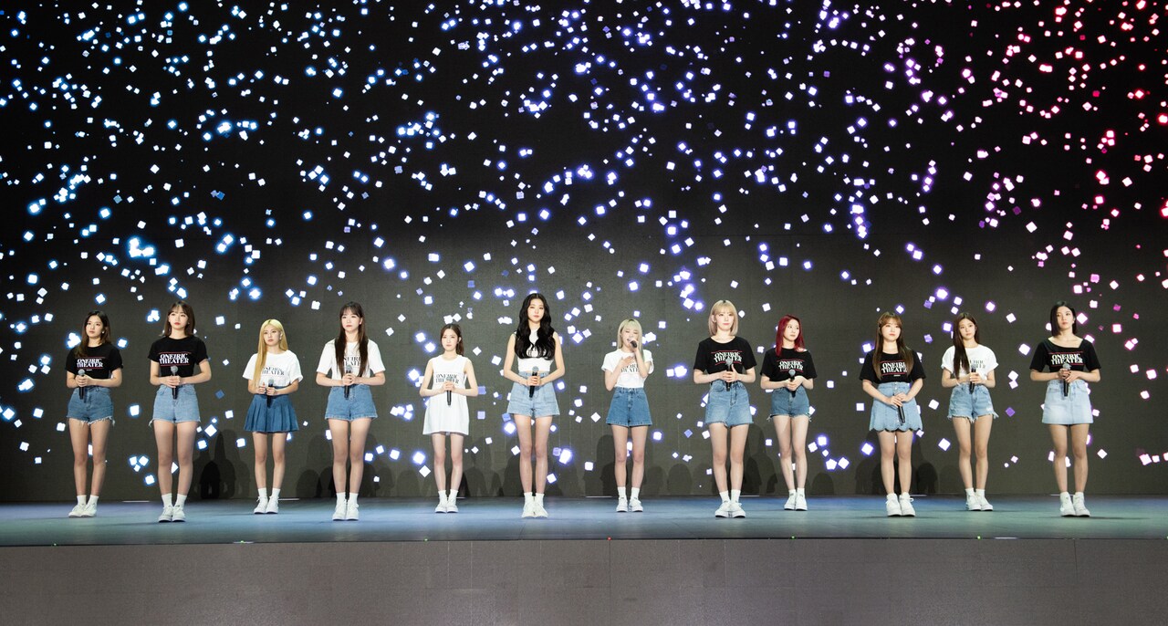 IZ*ONEが生バンド従え新たな顔見せた配信ライブ、意外な選曲続出の