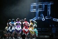 ステージ上で向かい合う虹のコンキスタドール。