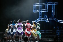 ステージ上で向かい合う虹のコンキスタドール。