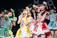 左から根本凪、的場華鈴、中村朱里。