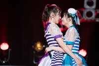 見つめ合う鶴見萌（左）と大和明桜（右）。