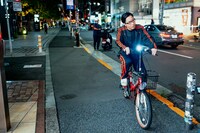 自転車に乗って登場するPUNPEE。（撮影：横山純）
