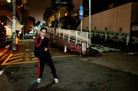 渋谷の街中でラップするPUNPEE。（撮影：横山純）