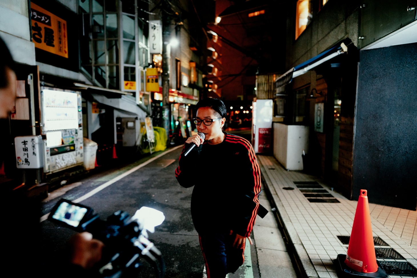 渋谷の街中でラップするPUNPEE。（撮影：横山純）