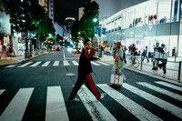 ラップしながら渋谷を歩くPUNPEE。（撮影：横山純）