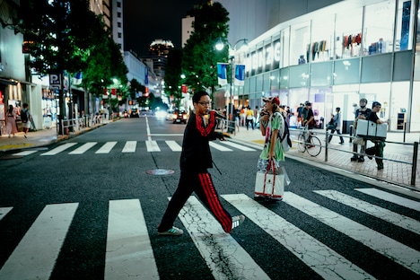 ラップしながら渋谷を歩くPUNPEE。（撮影：横山純）