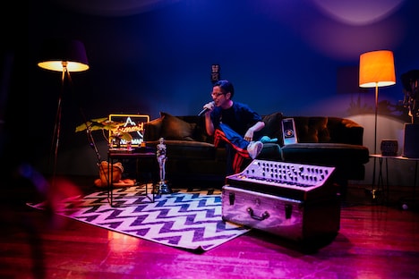 「The Sofakingdom」のジャケットを再現したセットでパフォーマンスするPUNPEE。（撮影：横山純）