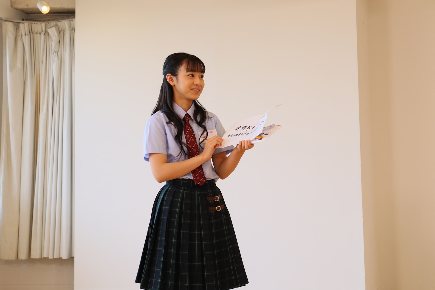 目録を手に入れた八木美樹。（写真提供：アミューズ）