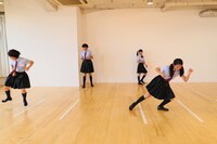 反復横跳びを行う野中ここな（左端）と戸高美湖（右端）。（写真提供：アミューズ）