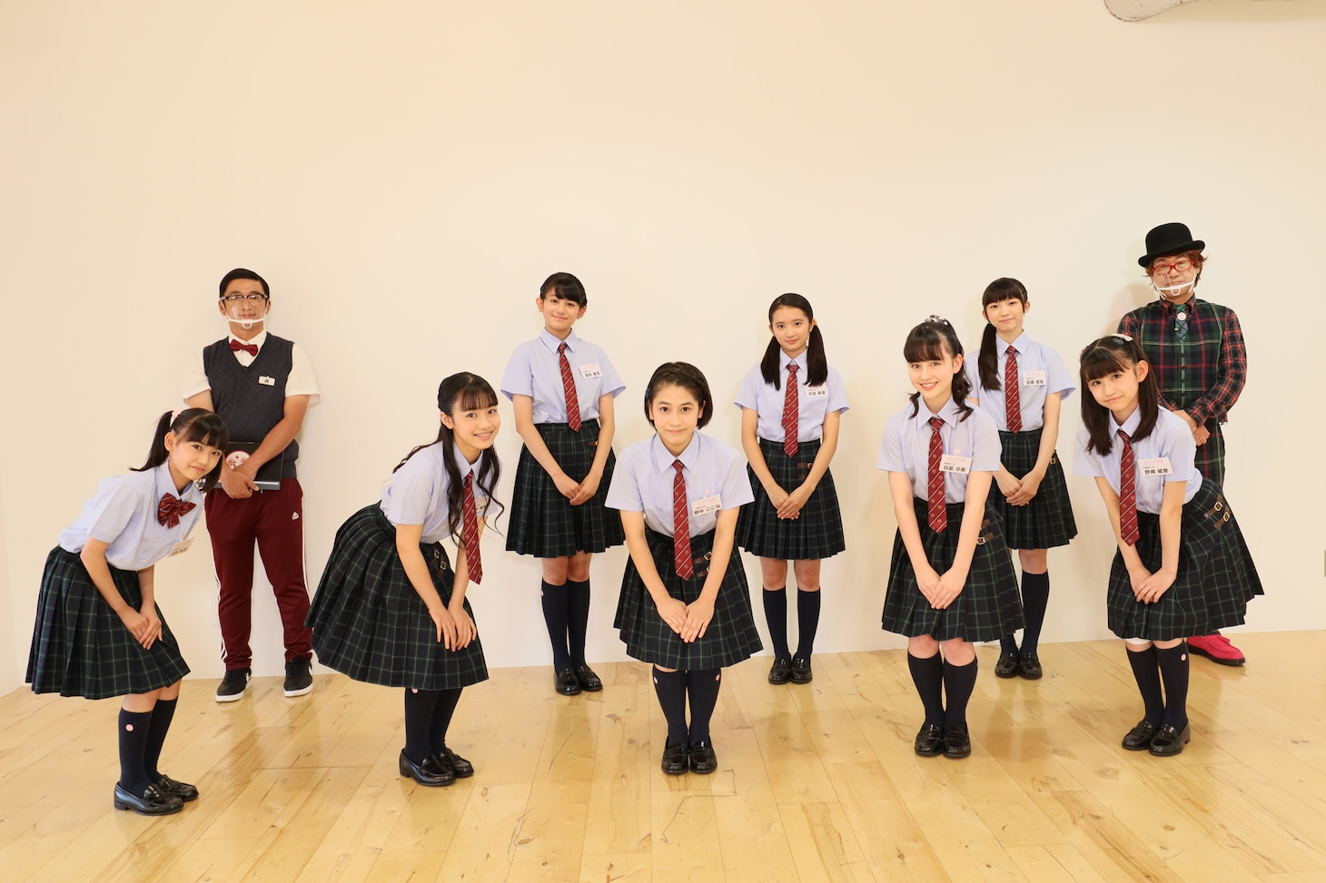 2020年度さくら学院と担任の森ハヤシ、校長の倉本美津留。（写真提供：アミューズ）