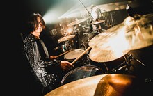 吉田昇吾（Dr）（撮影：ヤマダマサヒロ）