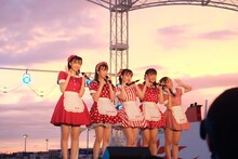 たこやきレインボー「NO RAIN, NO RAINBOW」の様子。（写真提供：エイベックス）