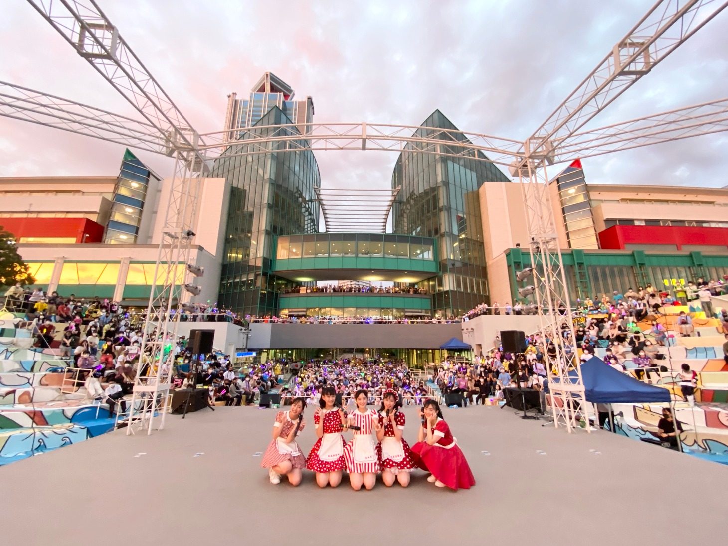 虹家族と記念撮影するたこやきレインボー。（写真提供：エイベックス）