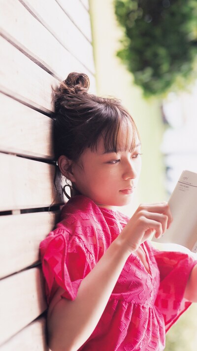 鈴木絢音の1st写真集より。（撮影：新津保建秀）