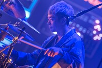 刄田綴色（Dr）（撮影：太田好治）