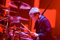 刄田綴色（Dr）（撮影：太田好治）