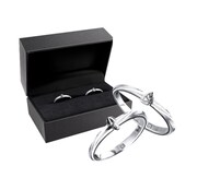 「きのこ愛・たけのこ愛 大放出プロジェクト」賞品の「ダイヤモンド入り きのこたけのこ愛のプラチナペアリング」。