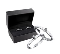 「きのこ愛・たけのこ愛 大放出プロジェクト」賞品の「ダイヤモンド入り きのこたけのこ愛のプラチナペアリング」。