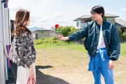 左から中村アンと新田真剣佑。(c)行成薫 / 集英社 (c)映画「名も無き世界のエンドロール」製作委員会