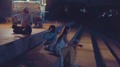 saji「三角の恋」ミュージックビデオより。