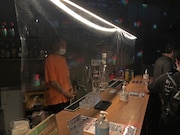 LIVE HAUSではバーカウンターに飛沫防止用のビニールカーテンが設置されている。(写真提供:LIVE HAUS)